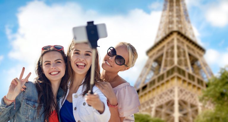 friends on a tour in Paris taking a selfie